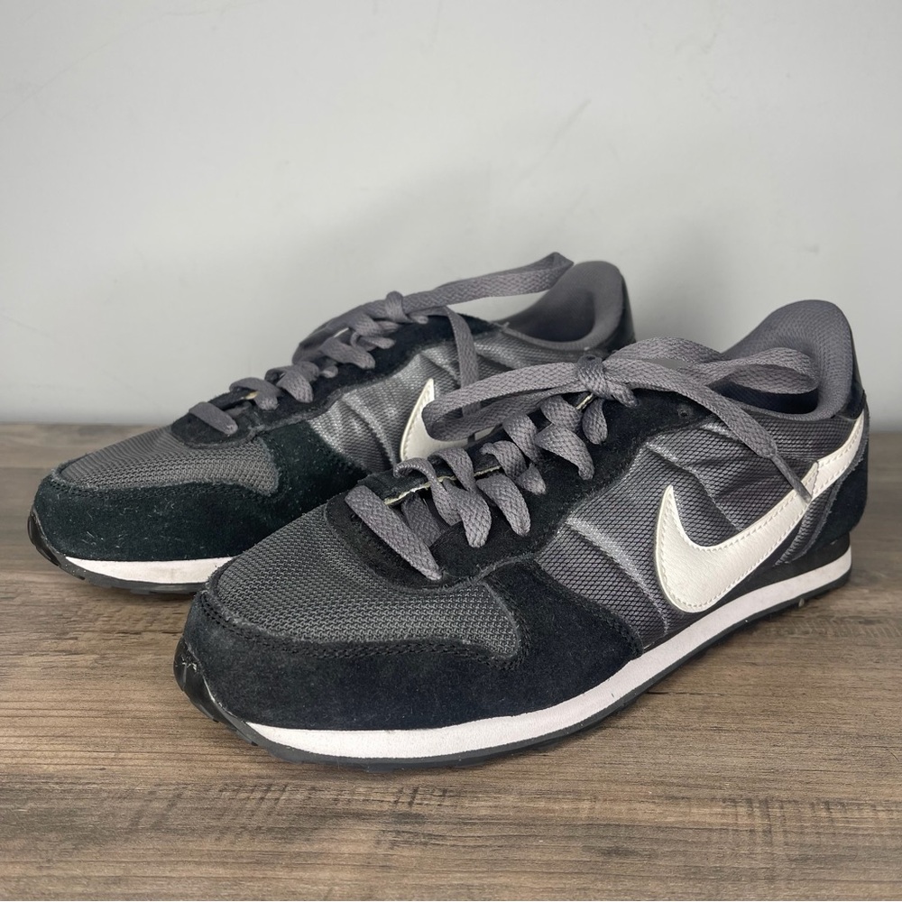 Women’s Nike Genicco suede Retro Runner Sneakers size 8
